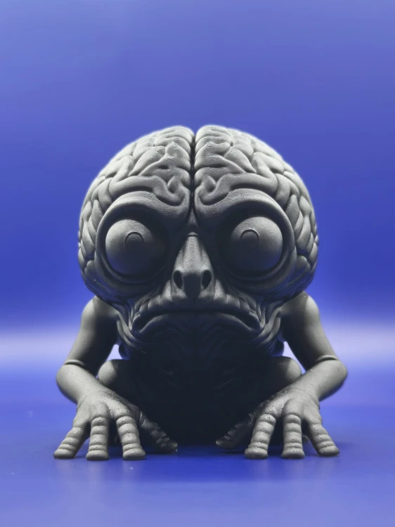 Figurka kreatury z wyeksponowanym mózgiem, wydrukowana w 3D w matowej czerni. Idealna do RPG, kolekcji i dioram. Detaliczna rzeźba, dynamiczna poza, wysoka jakość wykonania.