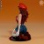 Plumber Girl Red w wersji kolorystycznej z czerwonym beretem, białymi pończochami i niebieskimi szelkami. Figurka kolekcjonerska 160 mm, idealna do ekspozycji i personalizacji.