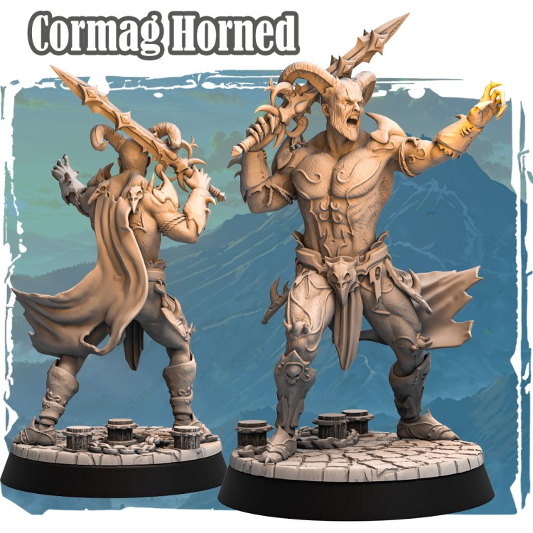 Figurka Cormag Horned przedstawia demonicznego wojownika z rogami, mieczem i czaszkowymi zdobieniami. Dynamiczna poza, tattered peleryna i kamienna podstawa idealna do gier RPG i kolekcji fantasy.