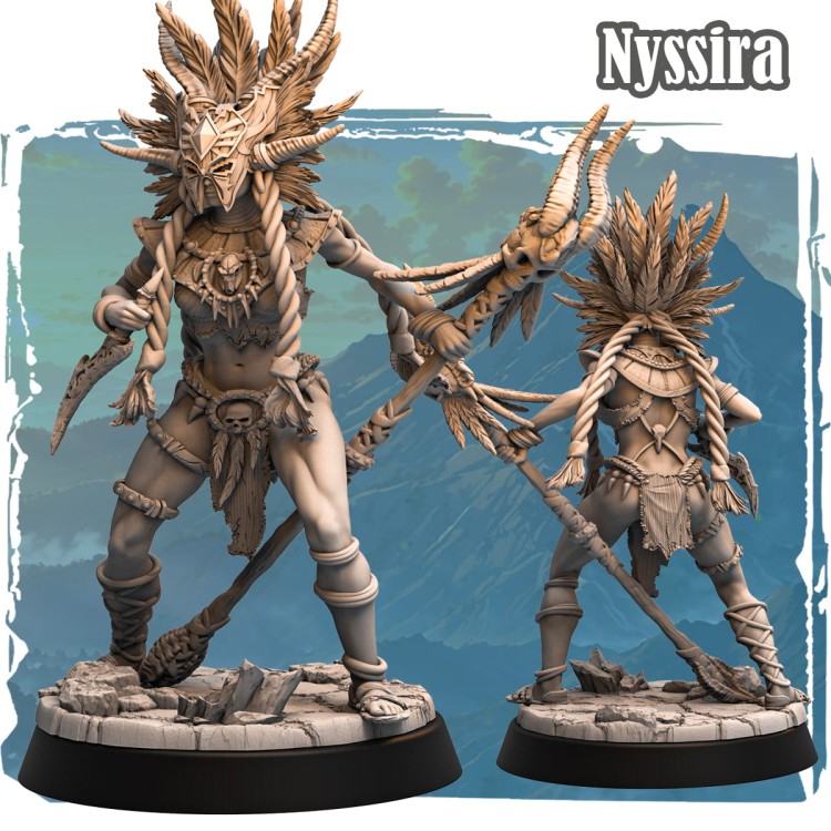 Nyssira – figurka fantasy 32mm przedstawiająca szamankę z maską, rogami i rytualnym kosturem. Widok z przodu i tyłu, ozdoby z piór i czaszek, podstawka kamienna. Idealna do gier bitewnych i RPG.