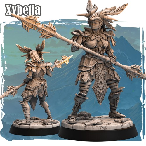 Xybetia – figurka fantasy 32mm przedstawiająca czarodziejkę z dwustronnym kosturem, piórami i rytualną zbroją. Widok z przodu i tyłu, dynamiczna poza, podstawka skalna. Idealna do gier bitewnych i RPG.
