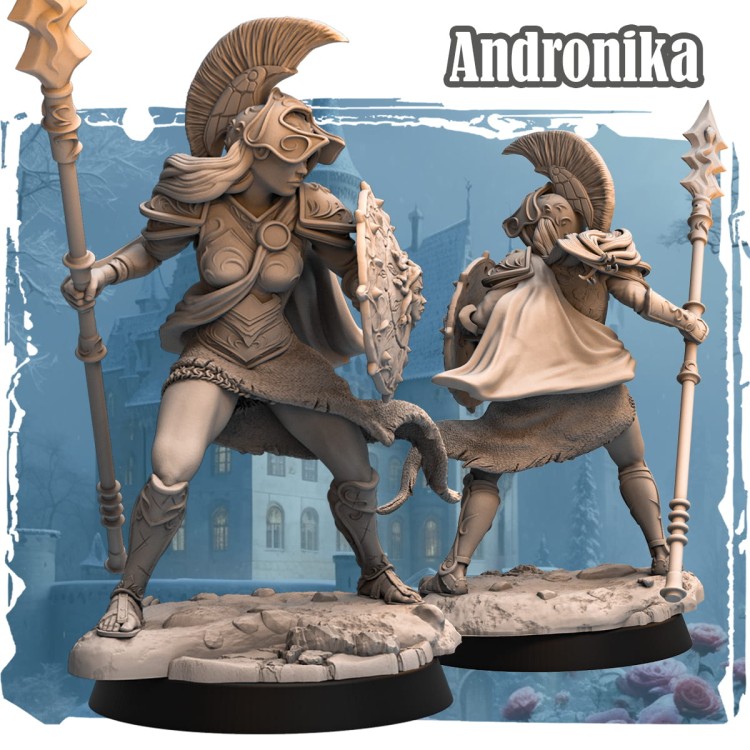 Andronika – figurka fantasy 32mm przedstawiająca wojowniczkę z włócznią, tarczą i peleryną. Widok z przodu i tyłu, dynamiczna poza, podstawka skalna. Idealna do gier bitewnych, RPG i kolekcji fantasy.