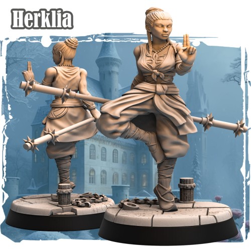 Helika – figurka fantasy 32mm przedstawiająca wojowniczkę w pozie walki z kosturem. Widok z przodu i tyłu, dynamiczna poza, podstawka z kamieniem, łańcuchem i drewnianym słupem. Idealna do gier bitewnych i RPG.