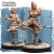 Helika – figurka fantasy 32mm przedstawiająca wojowniczkę w pozie walki z kosturem. Widok z przodu i tyłu, dynamiczna poza, podstawka z kamieniem, łańcuchem i drewnianym słupem. Idealna do gier bitewnych i RPG.
