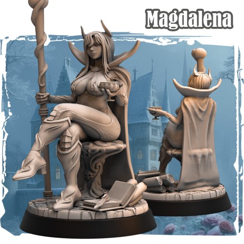 Magdalena – figurka fantasy 32mm przedstawiająca czarodziejkę na tronie z kosturem i kielichem. Widok z przodu i tyłu, dynamiczna peleryna, podstawka z księgami i zwojami. Idealna do gier bitewnych i RPG.