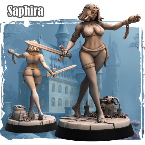Saphira – figurka fantasy 32mm przedstawiająca czarnoksiężniczkę z mieczem i zerwanym łańcuchem. Widok z przodu i tyłu, dynamiczna poza, podstawka z czaszkami, świecami i kociołkiem. Idealna do gier bitewnych i RPG.