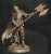 Figurka fantasy przedstawiająca wojownika w ozdobnej zbroi z peleryną, uzbrojonego w dwugrotową włócznię. Dynamiczna poza, bogate detale i heroiczny klimat czynią ją idealną do gier RPG, dioram i kolekcji fantasy.