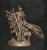 Figurka przedstawiająca opancerzonego strażnika z mieczem i wilkiem u boku. Bogate detale, dynamiczna poza i narracyjny klimat czynią ją idealną do gier RPG, dioram i kolekcji fantasy o tematyce obrony i lojalności.