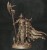Figurka fantasy przedstawiająca wojownika w ozdobnej zbroi z peleryną, uzbrojonego w halabardę. Monumentalna poza, bogate detale i heroiczny klimat czynią ją idealną do gier RPG, dioram i kolekcji o epickim charakterze.