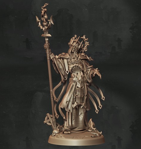 Figurka fantasy przedstawiająca nekromantę w ceremonialnej szacie z berłem. Bogate detale, mroczny klimat i rytualna estetyka czynią ją idealną do gier RPG, dioram i kolekcji o tematyce magii śmierci i zakazanych rytuałów.