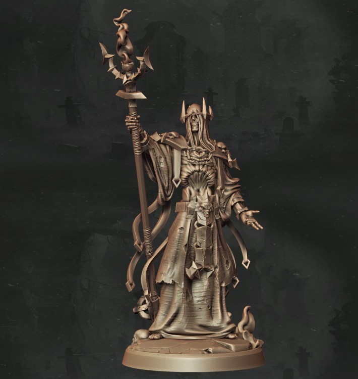 Figurka fantasy przedstawiająca nekromantę w królewskiej szacie z berłem i koroną. Bogate detale, rytualna poza i majestatyczny klimat czynią ją idealną do gier RPG, dioram i kolekcji o tematyce magii śmierci i boskiej potęgi.