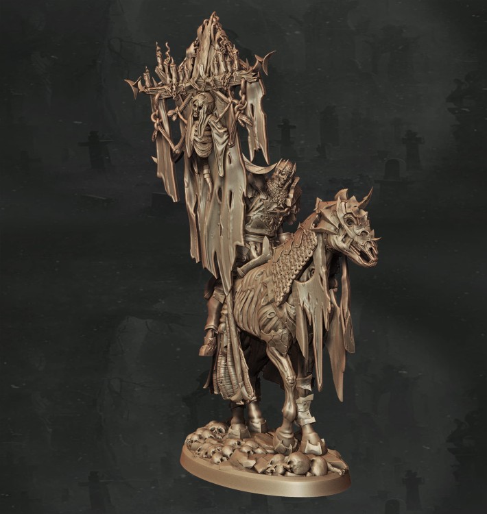 Szkieletowy jeździec w zbroi na zdeformowanym koniu, z kosą i rytualnym sztandarem, idealny do sesji RPG, kolekcji figurek i dioram fantasy w klimacie horroru, dark fantasy i nekromantycznej estetyki.