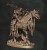 Szkieletowy jeździec w zbroi na zdeformowanym koniu, z kosą i rytualnym sztandarem, idealny do sesji RPG, kolekcji figurek i dioram fantasy w klimacie horroru, dark fantasy i nekromantycznej estetyki.