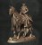 Szkieletowy jeździec w zbroi na zdeformowanym koniu, z kosą i rytualnym sztandarem, idealny do sesji RPG, kolekcji figurek i dioram fantasy w klimacie horroru, dark fantasy i nekromantycznej estetyki.