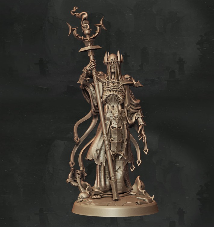 Figurka fantasy przedstawiająca nekromantę w ceremonialnej szacie z berłem. Bogate detale, mroczny klimat i rytualna estetyka czynią ją idealną do gier RPG, dioram i kolekcji o tematyce magii śmierci i zakazanych rytuałów.