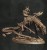 Nieumarły jeździec na szkieletowym smoku, w ciężkiej zbroi z mieczem i tarczą. Idealny do sesji RPG, kolekcji figurek i dioram fantasy w klimacie dark fantasy, horroru i gotyckiej estetyki.