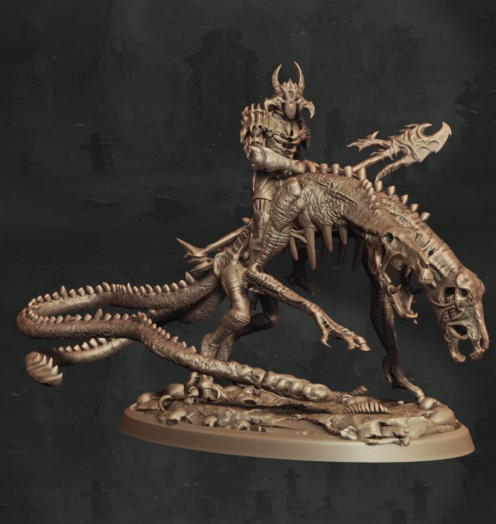 Nieumarły jeździec na szkieletowym smoku, w ciężkiej zbroi z mieczem i tarczą. Idealny do sesji RPG, kolekcji figurek i dioram fantasy w klimacie dark fantasy, horroru i gotyckiej estetyki.