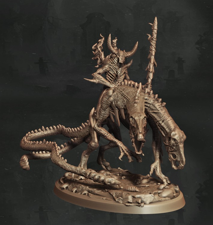 Nieumarły jeździec w zbroi z dwugłowym smoczym stworem, uzbrojony w kostur i tarczę z motywami czaszek. Doskonały do sesji RPG, kolekcji figurek i dioram fantasy w klimacie dark fantasy, horroru i gotyckiej estetyki.