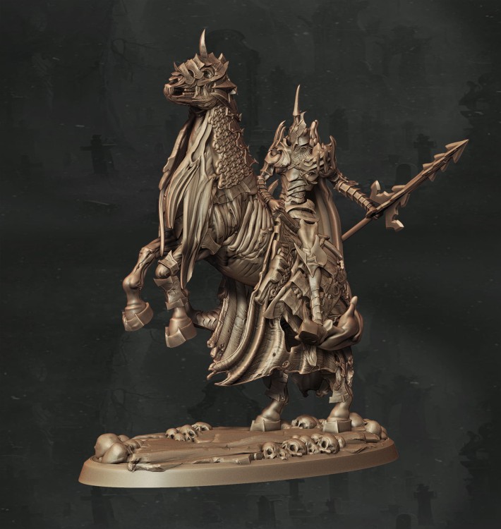 Szkieletowy jeździec w zbroi na zdeformowanym koniu, z kosą i rytualnym sztandarem, idealny do sesji RPG, kolekcji figurek i dioram fantasy w klimacie horroru, dark fantasy i nekromantycznej estetyki.