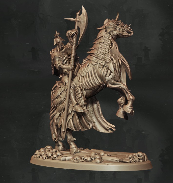 Szkieletowy jeździec w zbroi na zdeformowanym koniu, z kosą i rytualnym sztandarem, idealny do sesji RPG, kolekcji figurek i dioram fantasy w klimacie horroru, dark fantasy i nekromantycznej estetyki.