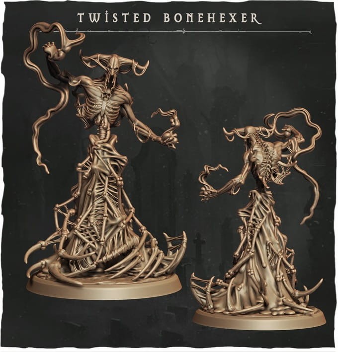 Zdeformowana aberracja z rogatą czaszką, wydłużonymi kończynami i spiralnym cokołem z figurami, idealna do sesji RPG, kolekcji figurek i dioram fantasy w klimacie horroru, dark fantasy i eldritchowej estetyki.