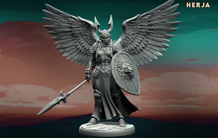 Skrzydlata wojowniczka w ozdobnej zbroi, z włócznią w dłoni, stojąca na skalistej podstawie. Idealna do gier RPG, dioram fantasy i kolekcji figurkowych. Figurka emanuje aurą heroizmu, boskiej siły i bitewnej chwały.