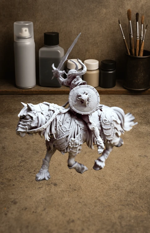 Figurka Red Knight Rider z serii Avalon Forces II przedstawia opancerzonego rycerza na koniu z mieczem i tarczą. Gotycka estetyka, dynamiczna poza i epicki klimat idealne do gier RPG i kolekcji fantasy.