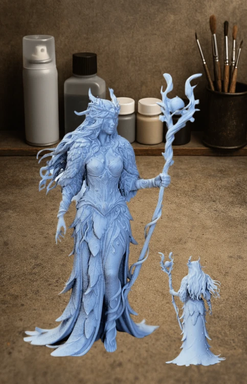 Heroiczna wojowniczka z rogatym hełmem i muskularną sylwetką, stojąca na ozdobnej podstawie w mistycznym świetle. Idealna do gier RPG, kolekcji fantasy i dioram o nordyckim klimacie.